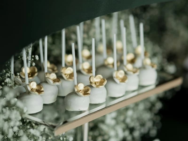 Decorative Cake Pops by Neeora Bakes